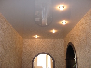 Натяжные потолки в коридор