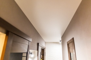 Матовый натяжной потолок в коридор Матовый натяжной потолок в коридор